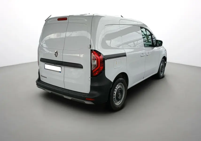 Renault Kangoo Van blanc en 3/4 arrière droit, avec feux arrière LED et protections noires sur les bas de caisse.
