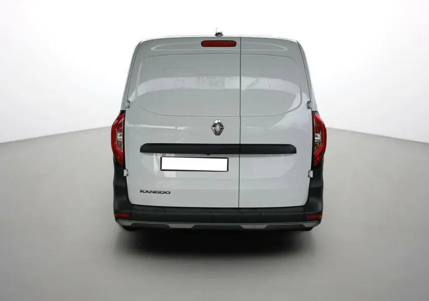 Vue arrière d’un Renault Kangoo Van blanc 2024 avec portes battantes et feux arrière rouges visibles.