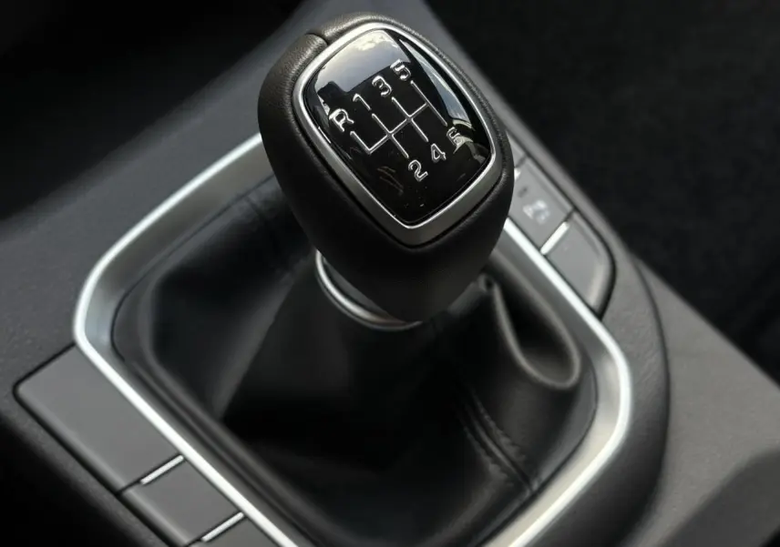 Gros plan sur le levier de vitesses manuel cuir noir de la Hyundai i30 SW T-GDI 120 Modern, intérieur moderne.