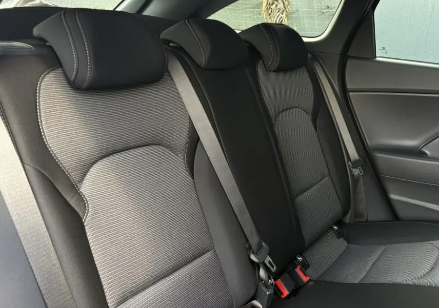 Vue intérieure des sièges arrière gris foncé et tissu texturé de la Hyundai i30 SW T-GDI 120 Modern 2025.