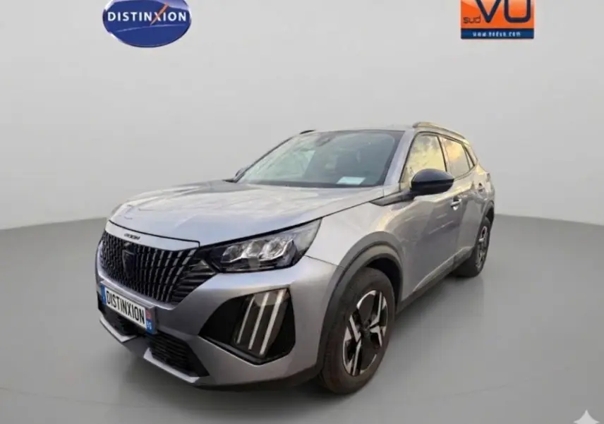 Peugeot 2008 Hybrid gris vue 3/4 avant droit avec barres de toit et jantes alliage 17 pouces.