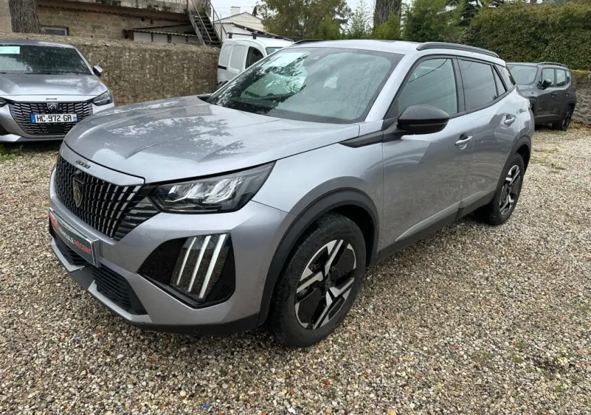 Peugeot 2008 Hybrid gris vue 3/4 avant droit, avec barres de toit et jantes alliage 17 pouces.