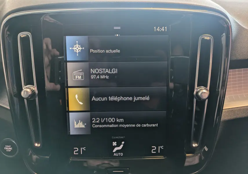 Écran tactile central du Volvo XC40 Momentum 2021 affichant la radio, la consommation et la température intérieure.