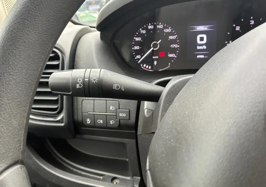 Vue rapprochée du tableau de bord du Fiat Ducato Fourgon 2023, avec compteur digital et commandes d’éclairage sur la gauche.
