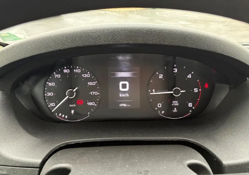 Gros plan sur le tableau de bord du Fiat Ducato Fourgon 2023, affichant compteur et compte-tours numériques.