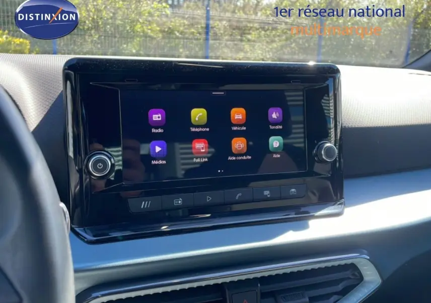 Vue intérieure centrée sur l’écran tactile du tableau de bord du SEAT Arona 2025 avec interface multimédia colorée.