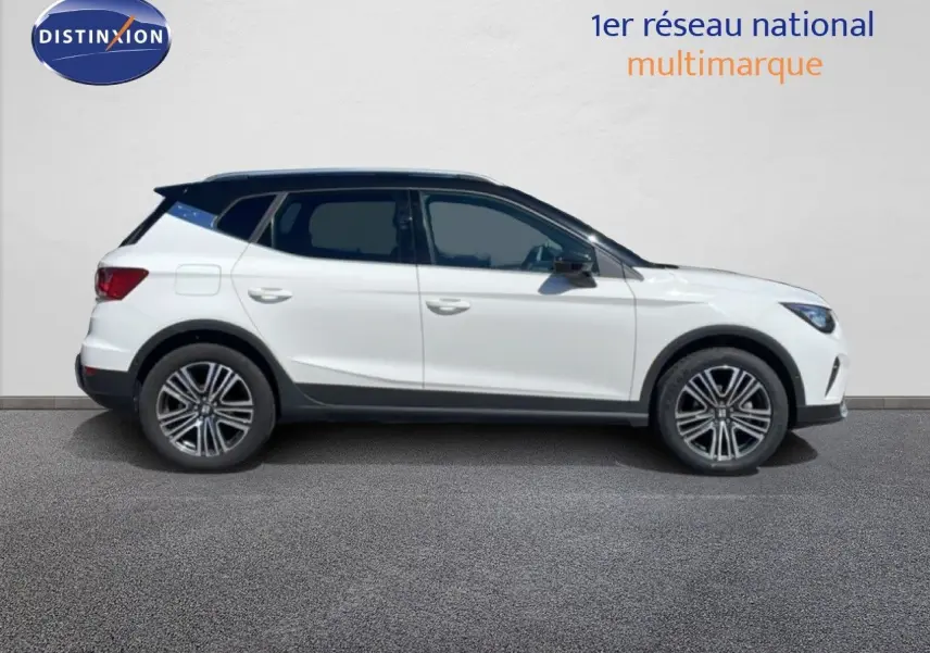 Vue de profil côté gauche d'un SEAT Arona blanc avec toit noir, roues alliage 17 pouces, finition X-PERIENCE.