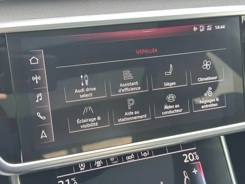Écran tactile du système multimédia de l'Audi A6 Avant noir métal, affichant les options de réglages véhicule.