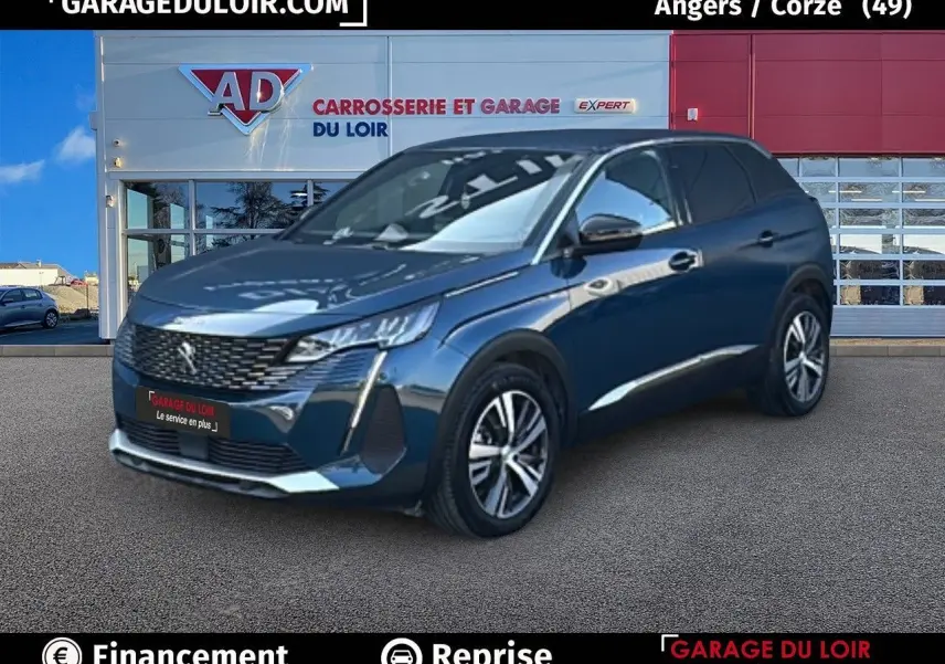 Peugeot 3008 Bleu Celebes en 3/4 avant droit, calandre chromée et jantes alliage visibles devant garage.
