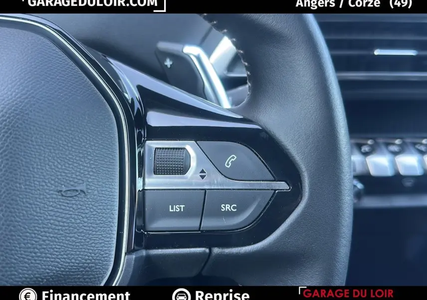 Gros plan sur les commandes gauche du volant noir du Peugeot 3008 Bleu Celebes, avec touches téléphoniques et de menu.