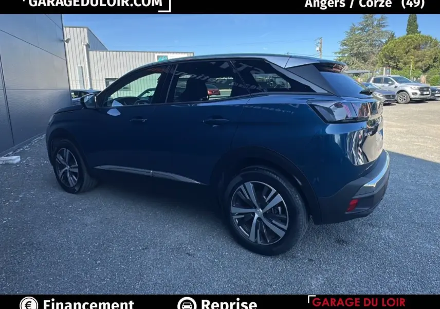 Peugeot 3008 Bleu Celebes vue de profil côté gauche, soulignant ses jantes alliage 18 pouces et ses feux arrière LED.
