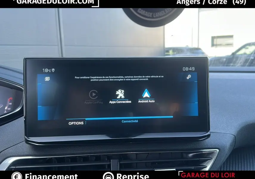 Écran tactile central du Peugeot 3008 Bleu Celebes affichant les options Apple CarPlay et Android Auto.