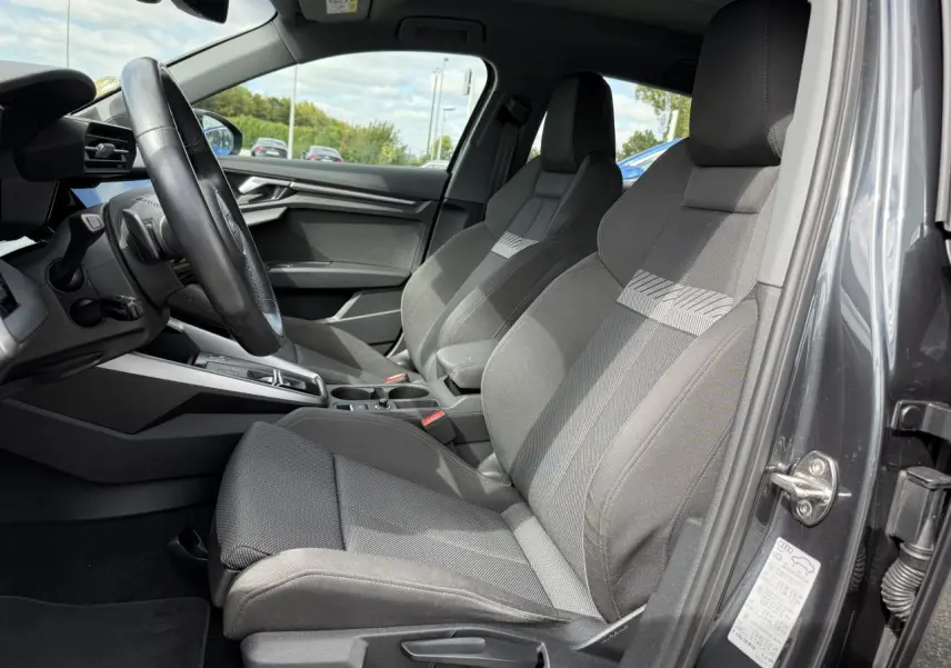 Vue intérieure côté conducteur de l'Audi A3 Sportback 2020 gris Manhattan, sièges sport et volant cuir multifonctions.