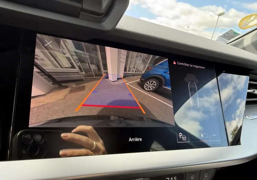 Écran du système de caméra de recul de l'Audi A3 Sportback 2020, affichant l'arrière avec guidage de trajectoire.