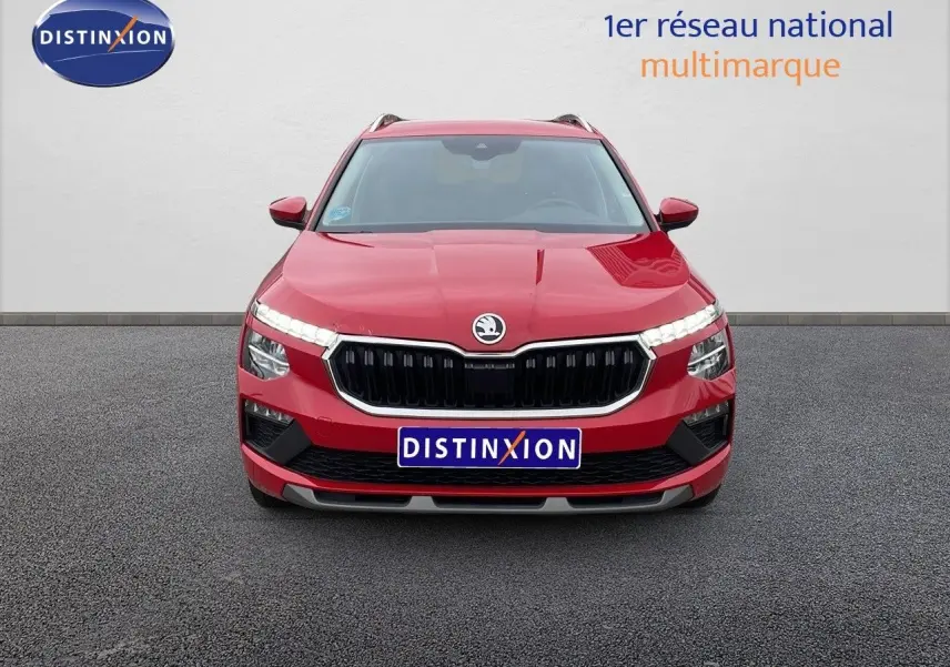 Vue frontale d'un Skoda Kamiq rouge Velvet Metal 2024 avec calandre noire et feux LED allumés.