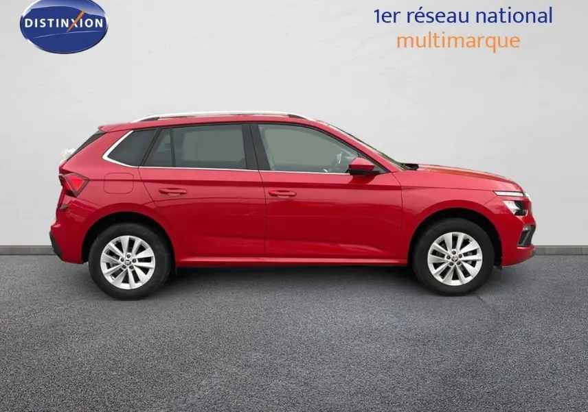 Profil côté gauche d'un Skoda Kamiq rouge velvet metal 2024 avec jantes alliage et toit ouvrant.
