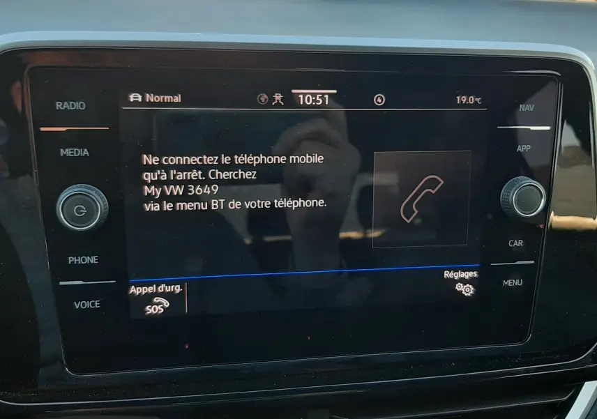 Écran tactile central du Volkswagen T-Roc 2.0 TDI R-Line 2024 affichant les instructions de connexion Bluetooth.