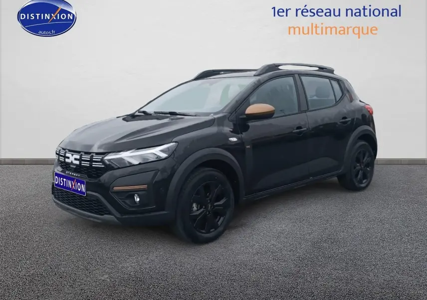 Dacia Sandero Stepway noire vue 3/4 avant droit avec rétroviseurs couleur beige et jantes noires.