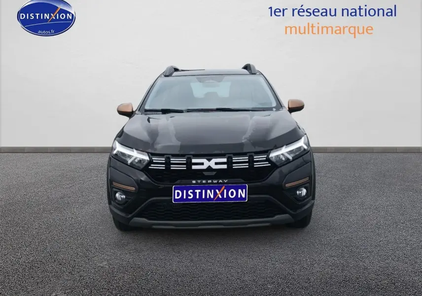 Vue avant d'une Dacia Sandero Stepway noire avec rétroviseurs bronze et calandre marquée Stepway.