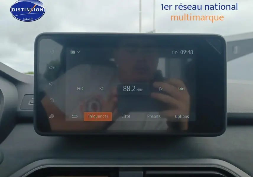 Écran tactile central de la Dacia Sandero 2025 affichant la radio FM à 88,2 MHz dans l'habitacle noir.