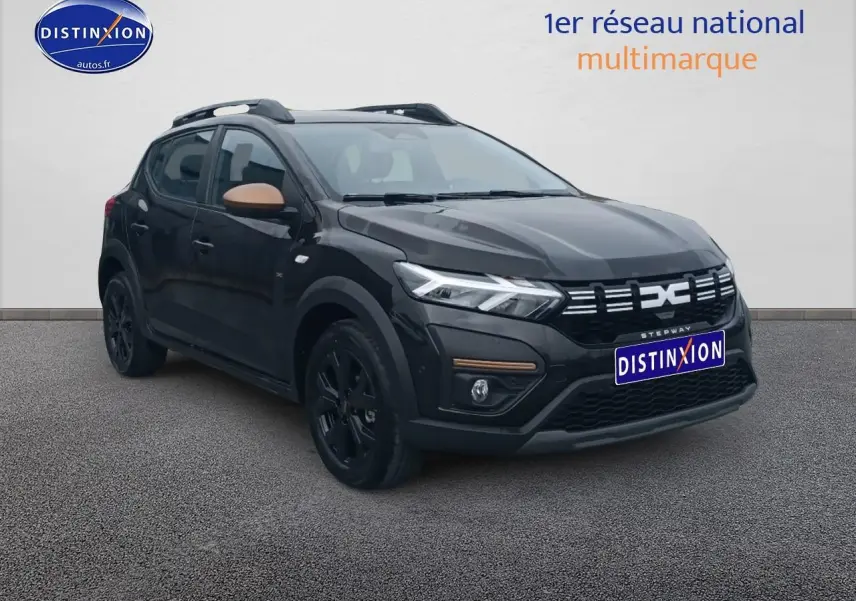 Dacia Sandero Stepway noire vue 3/4 avant droit avec rétroviseurs marron et jantes noires.