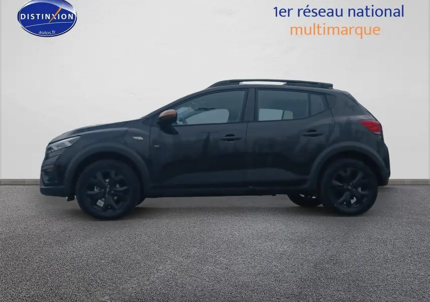 Profil côté gauche d'une Dacia Sandero Stepway noire 2025 avec barres de toit et jantes noires sur fond clair.