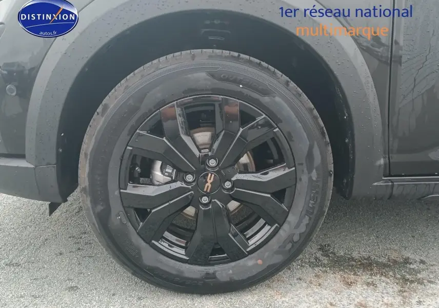 Gros plan sur la roue avant gauche noire avec jante alu noire brillante du Dacia Sandero 2025 Stepway Extreme.