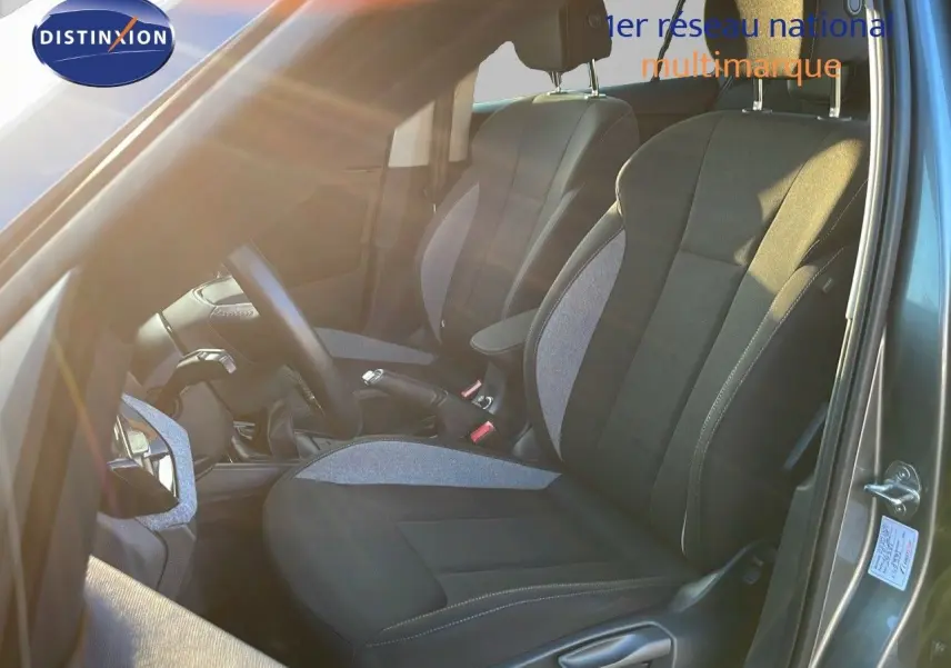 Vue intérieure côté conducteur du Skoda Kamiq gris graphite métal 2024, sièges tissu gris et noir avec détails contrastants.