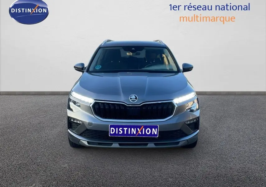 Vue frontale d'un Skoda Kamiq gris graphite métal 2024 avec phares LED allumés sur fond neutre.