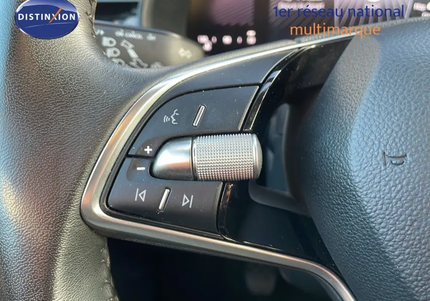 Gros plan sur les commandes au volant du Skoda Kamiq 2024 en gris graphite, mettant en valeur la molette de réglage sonore.