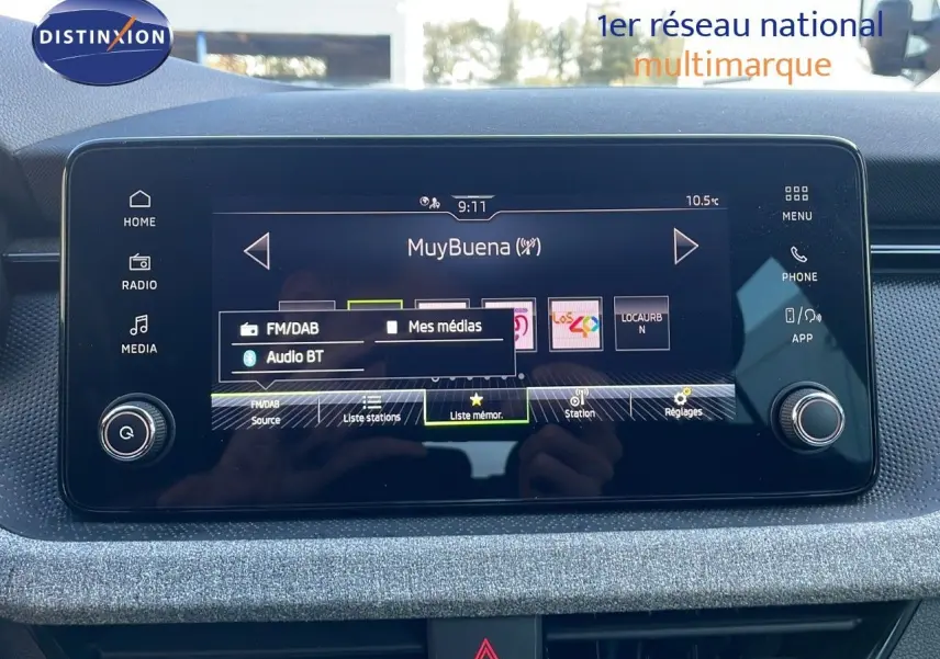 Écran tactile central du tableau de bord du Skoda Kamiq 2024 affichant les options radio et médias en intérieur gris.