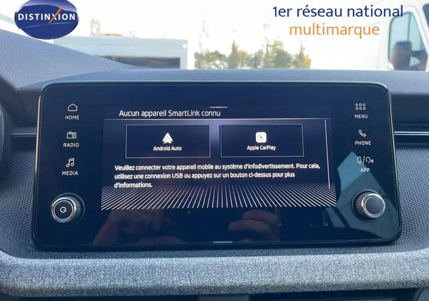Écran tactile central du Skoda Kamiq 2024 affichant les options Android Auto et Apple CarPlay, intérieur gris graphite.