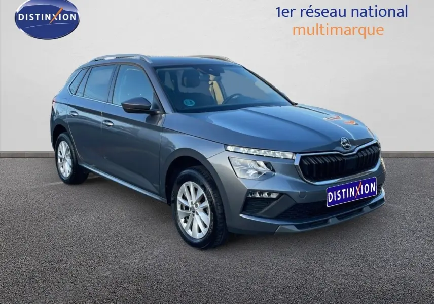 SKODA KAMIQ gris graphite métal en 3/4 avant droit, mettant en valeur ses phares LED et sa calandre noire.