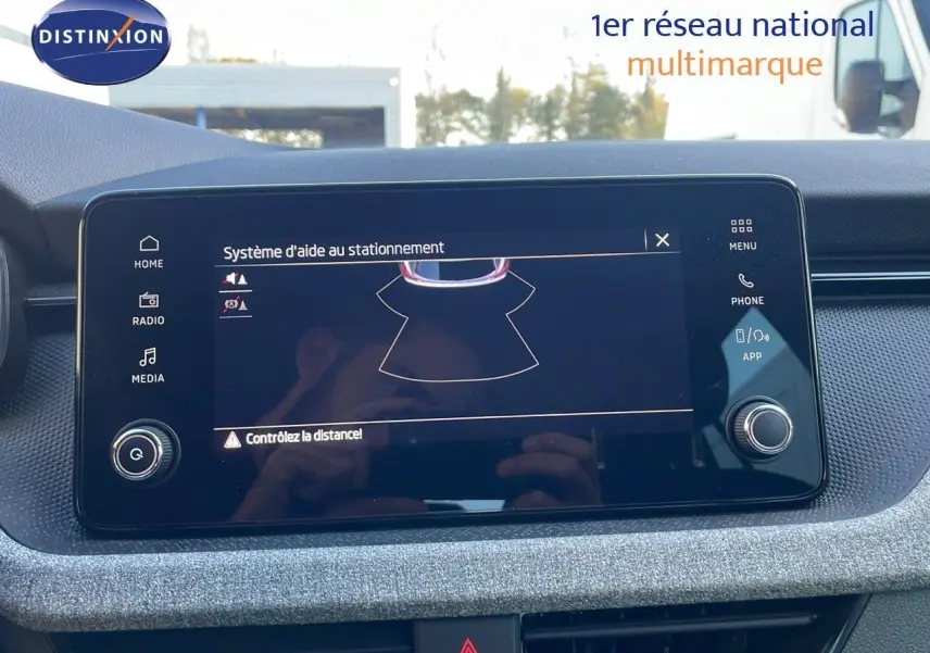 Écran tactile central du Skoda Kamiq gris graphite montrant le système d'aide au stationnement en intérieur.