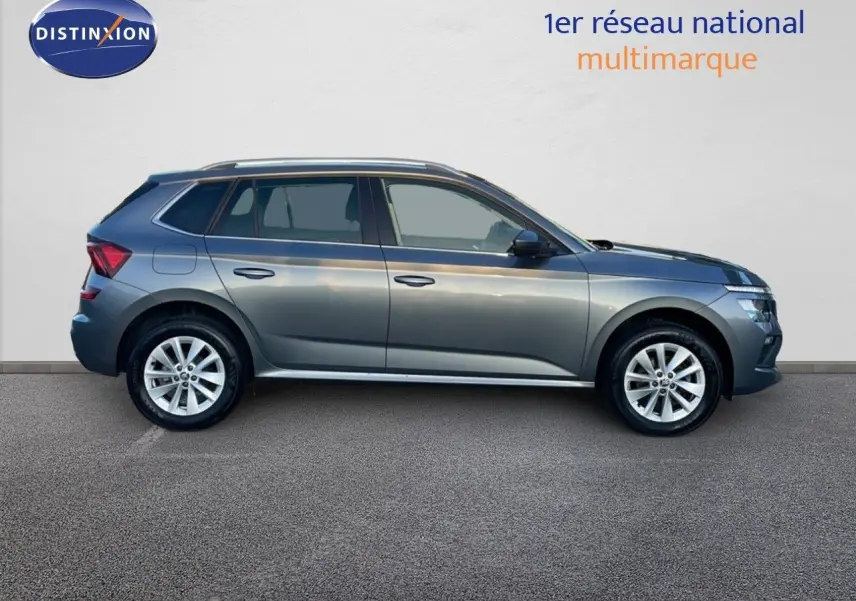 Profil côté gauche d'un Skoda Kamiq gris graphite métal 2024, compact et élégant avec jantes alliage 16 pouces.
