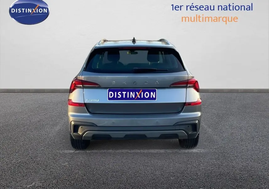 Vue arrière d'un Skoda Kamiq gris graphite métal 2024 avec feux LED et logo distinctif sur le hayon.