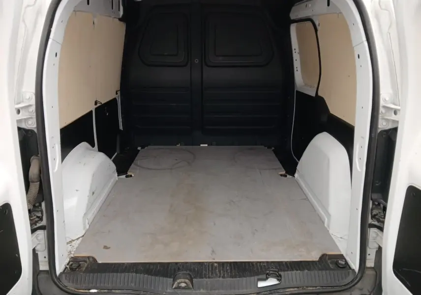 Intérieur du coffre arrière blanc du Renault Kangoo Van 2024, vue de l'ouverture avec plancher plat et parois protégées.