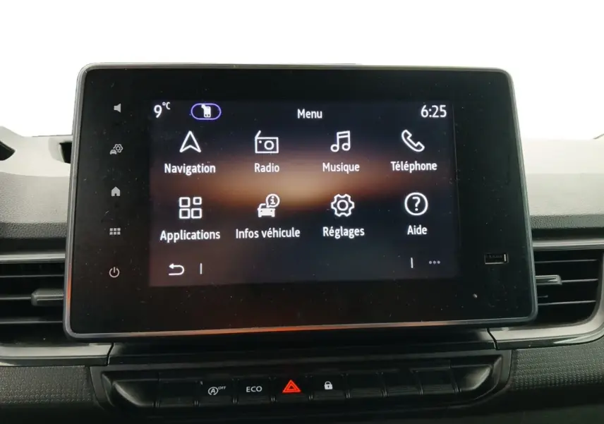 Écran tactile central du Renault Kangoo Van blanc 2024 affichant le menu de navigation et multimédia.
