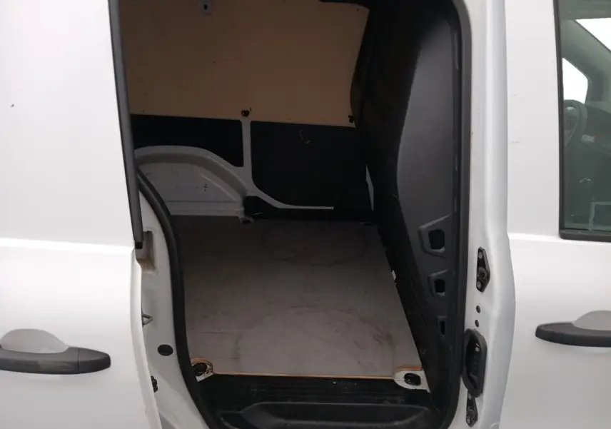 Vue intérieure côté droit du Renault Kangoo Van blanc 2024, montrant l'espace de chargement vide avec plancher bois.