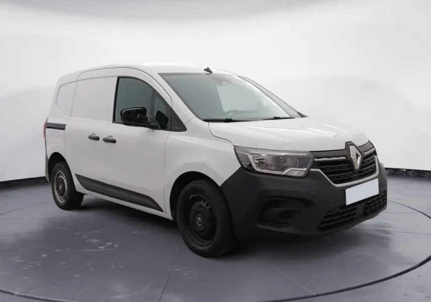 Renault Kangoo Van blanc en 3/4 avant droit, avec pare-chocs noir mat et jantes acier noires.