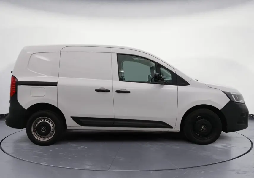 Profil droit d'un Renault Kangoo Van blanc 2024 avec pare-chocs noirs et roues acier, vue sur la carrosserie utilitaire.