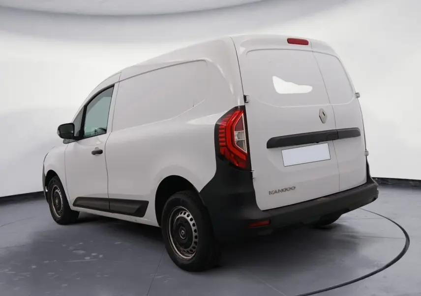 Vue 3/4 arrière droite d'un Renault Kangoo Van blanc 2024 avec feux arrière LED et protections noires.