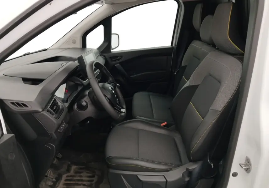 Vue intérieure côté conducteur du Renault Kangoo blanc 2024, montrant les sièges noirs avec surpiqûres jaunes et le tableau de bord moderne.