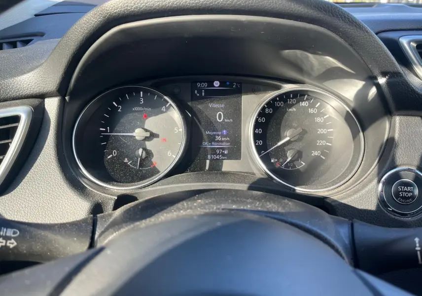 Vue rapprochée du tableau de bord noir du Nissan Qashqai II PH2 avec compte-tours, vitesse et bouton start/stop visible.