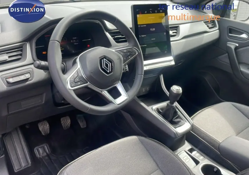 Intérieur Renault Captur 2025 vu côté conducteur, volant multifonction, écran tactile vertical et boîte manuelle.