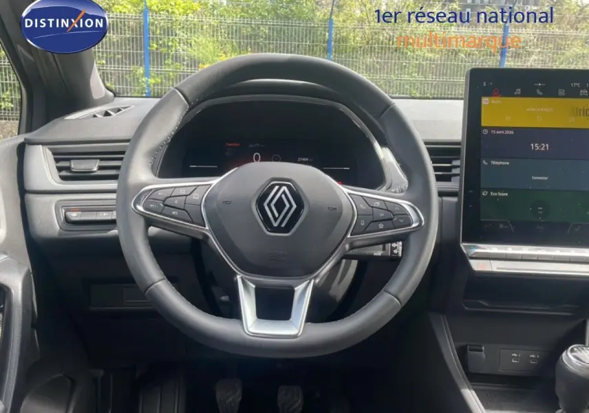 Vue frontale du volant cuir noir du Renault Captur 2025 avec tableau de bord digital et écran tactile central.