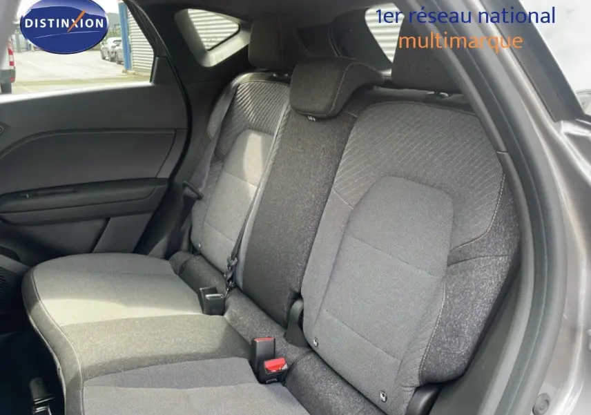 Vue intérieure sur les sièges arrière gris tissu du Renault Captur 2025, avec porte ouverte côté droit.
