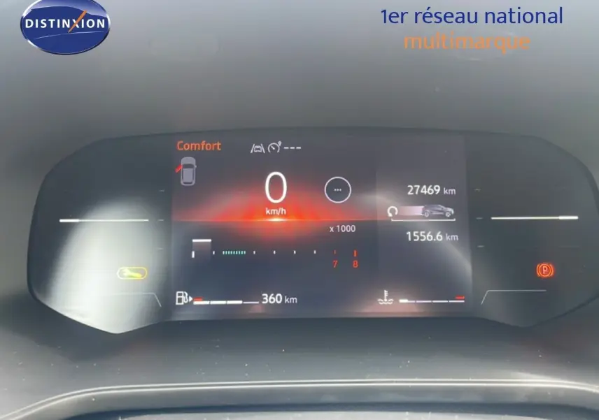 Vue rapprochée du tableau de bord numérique du Renault Captur 2025 affichant la vitesse à 0 km/h et l'autonomie à 360 km.