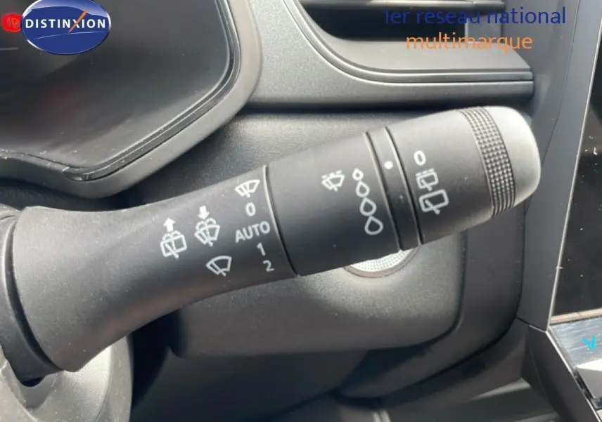 Gros plan sur la commande des essuie-glaces dans l'habitacle du Renault Captur gris cassiopée métal 2025.