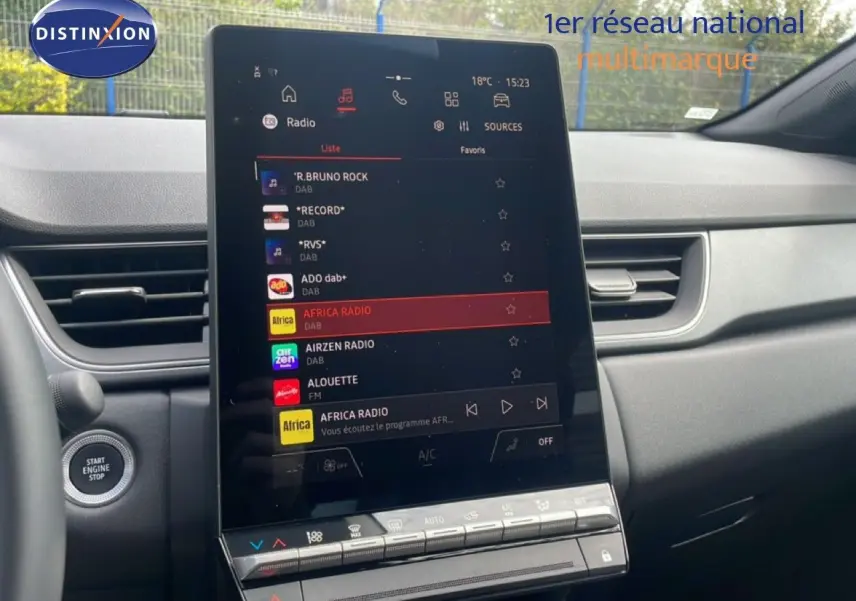 Vue intérieure du tableau de bord du Renault Captur 2025, écran tactile central affichant les stations radio.